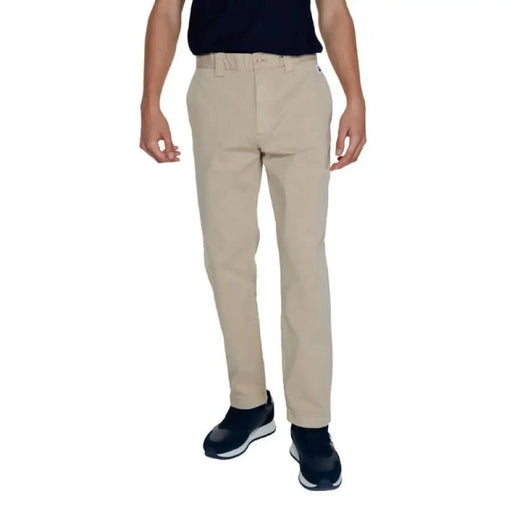 Beige chino pants with dark top and navy sneakers from Tommy Hilfiger Jeans Men Trousers