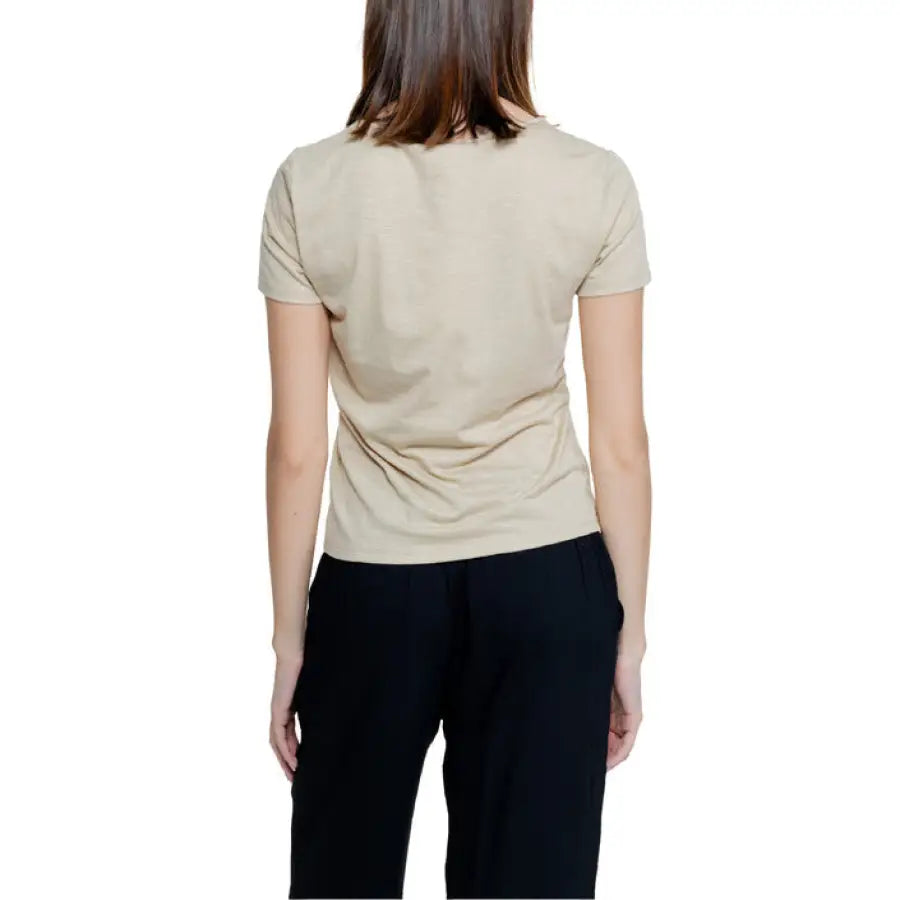 Back view of a person wearing a beige Jacqueline De Yong short-sleeved women’s t-shirt