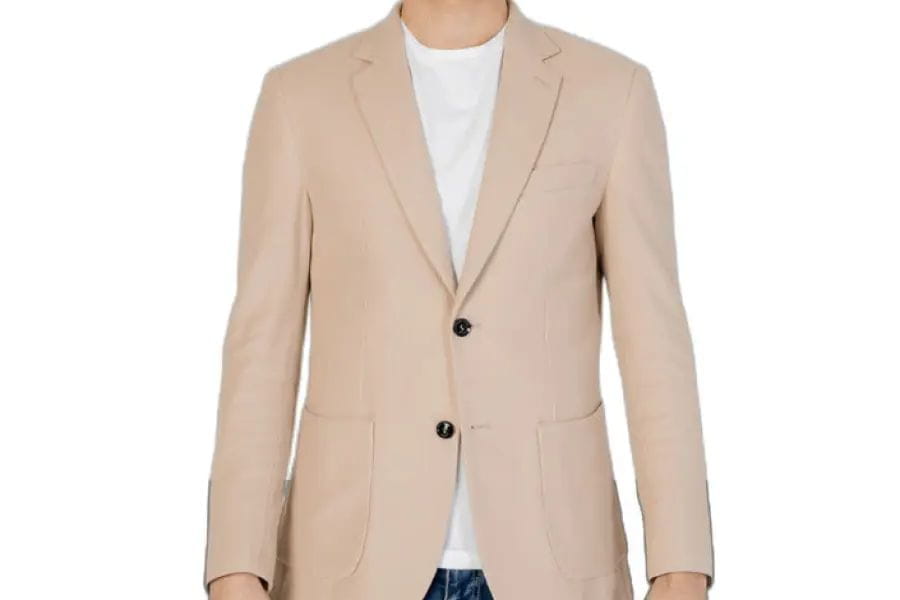 Beige single-breasted blazer with two buttons ideal for smart casual men’s summer outfits.