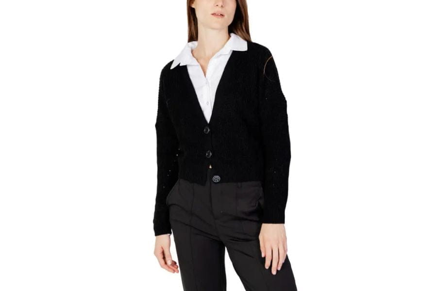 Black cardigan sweater with white collar, ideal for summer work outfits and chic looks.