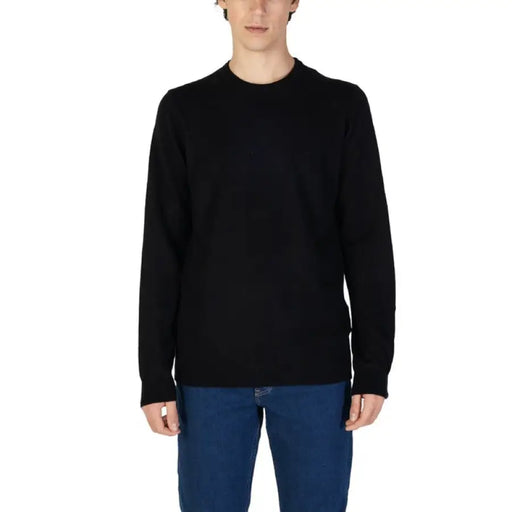 Black crew neck sweater with long sleeves from Gas Men, stylish and comfortable