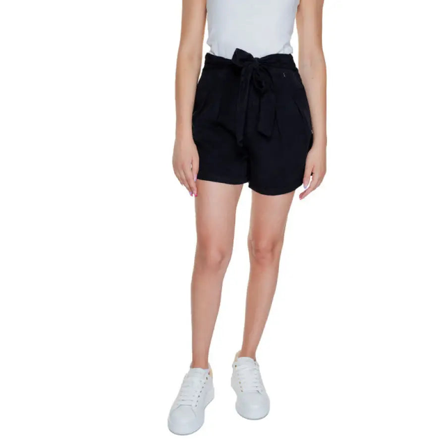 Black high-waisted shorts with a tie belt from Vero Moda Women Short collection