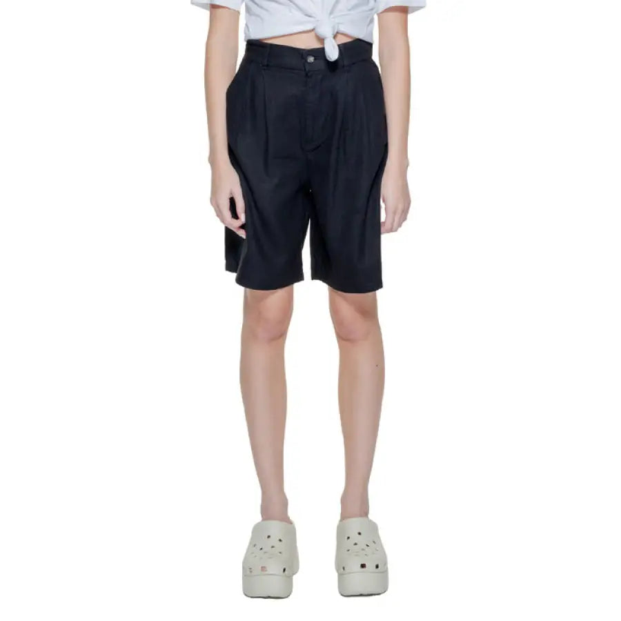 Black knee-length, pleated high-waist shorts for women - Only brand