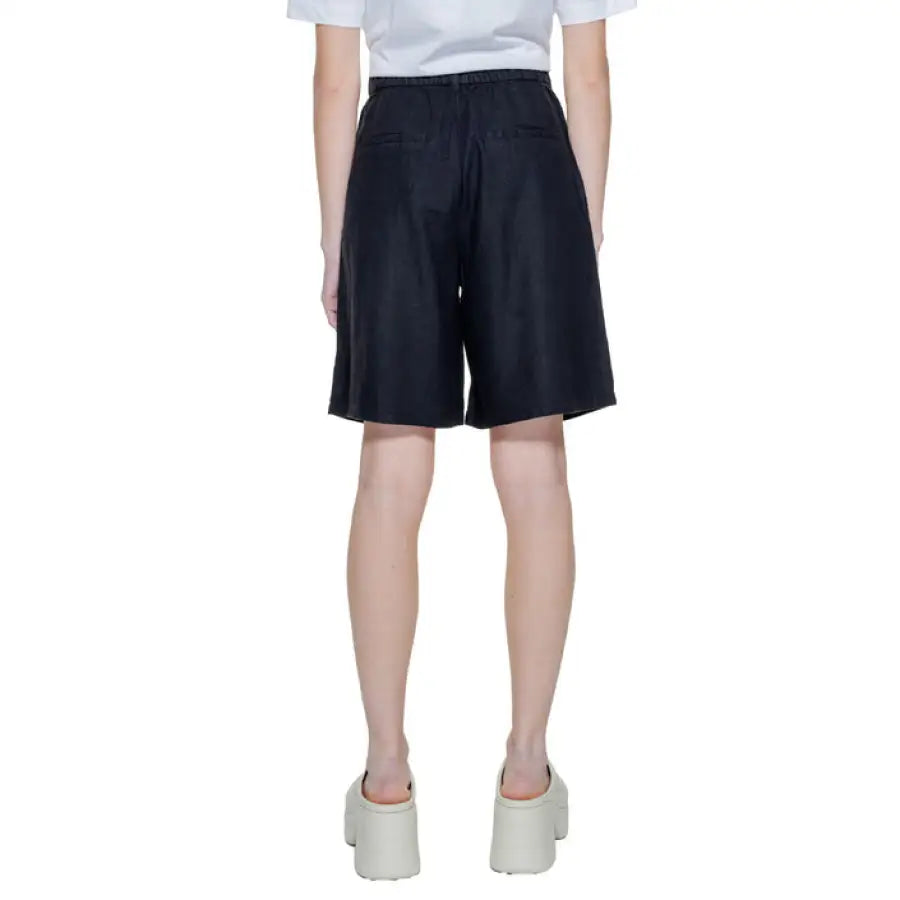 Black knee-length shorts worn by a person, from the ’Only - Only Women Short’ collection