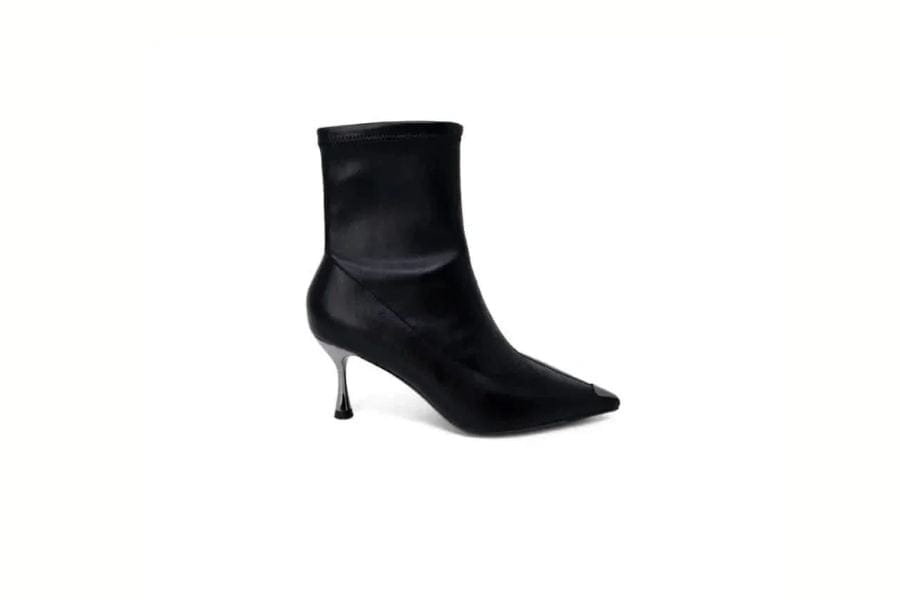 Black leather ankle boot with pointed toe and stiletto heel for first date fashion.