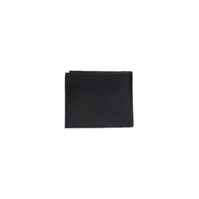 Black leather bifold Guess men wallet with sleek design for stylish everyday use