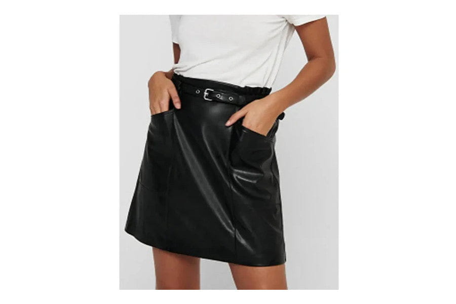 Black leather mini skirt with belt and pockets, perfect for an old money style elegance look.