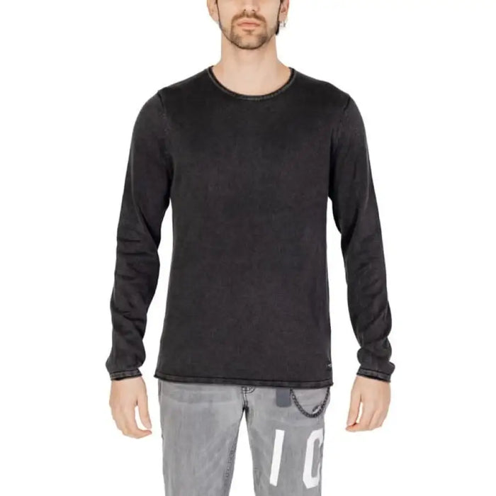 Black long-sleeve crewneck shirt from Jack & Jones Men Knitwear collection