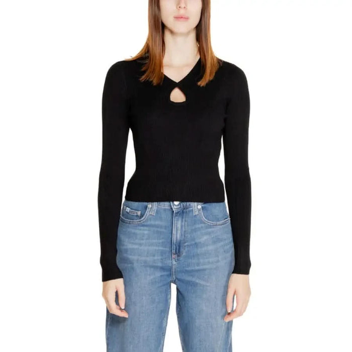 Black long-sleeved keyhole top with blue jeans - Only Women Knitwear