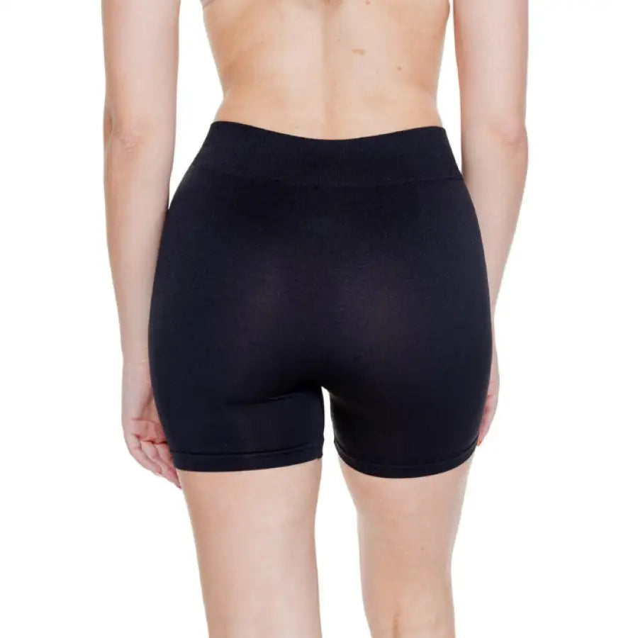 Woman wearing black Vero Moda form-fitting cycling shorts - Vero Moda Women Short