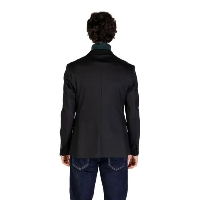 Black suit jacket paired with dark blue jeans from Gianni Lupo Men Blazer collection