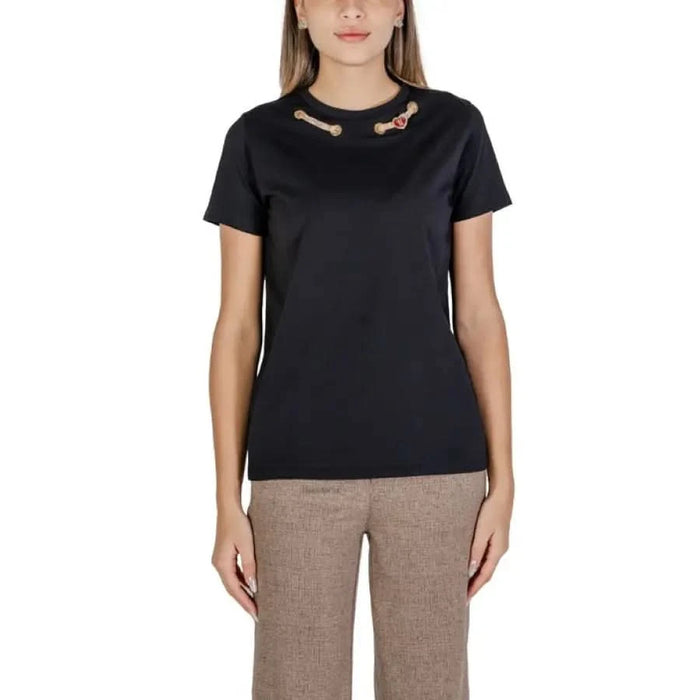 Black t-shirt with decorative pins at the neckline by Alviero Martini Prima Classe