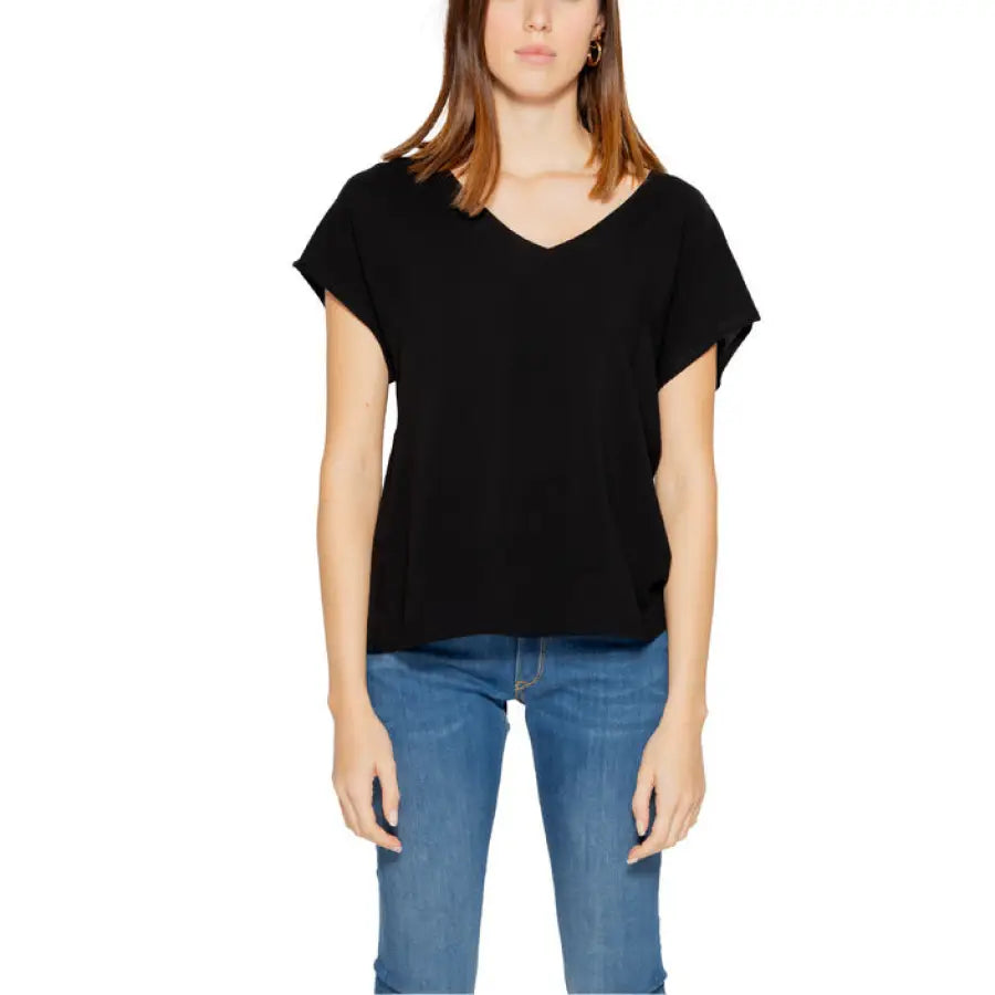 Black v-neck short-sleeved t-shirt with blue jeans by Jacqueline De Yong Women Knitwear