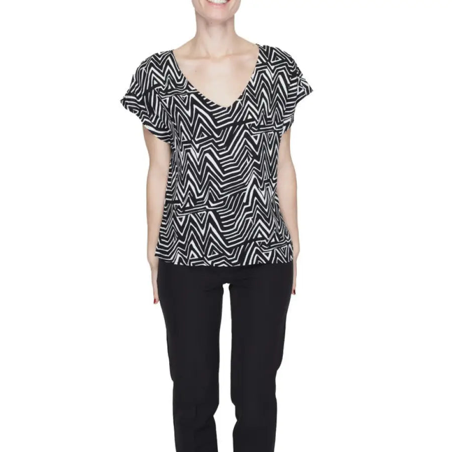 Jacqueline De Yong women’s black and white patterned V-neck short-sleeved top