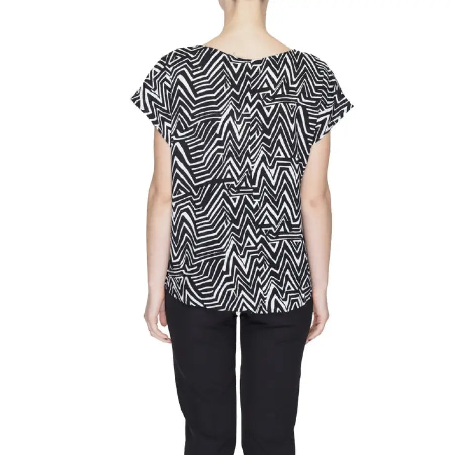 Black and white geometric zigzag blouse - Jacqueline De Yong Women’s Short-Sleeved T-Shirt