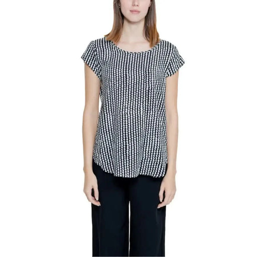 Only Women’s black and white patterned short-sleeve blouse with rounded neckline