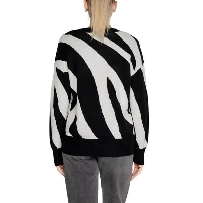 Black and white zebra-striped sweater with long sleeves from Vero Moda Women Knitwear