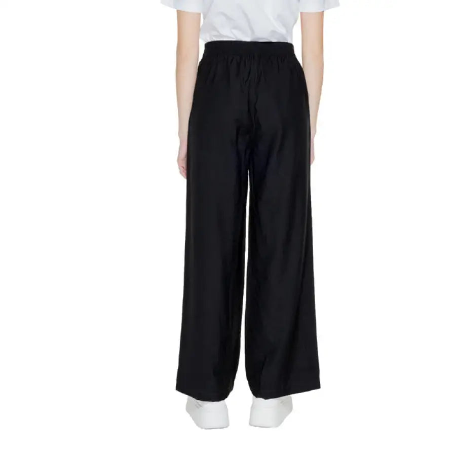 Black wide-leg trousers with an elastic waistband by Jacqueline De Yong Women