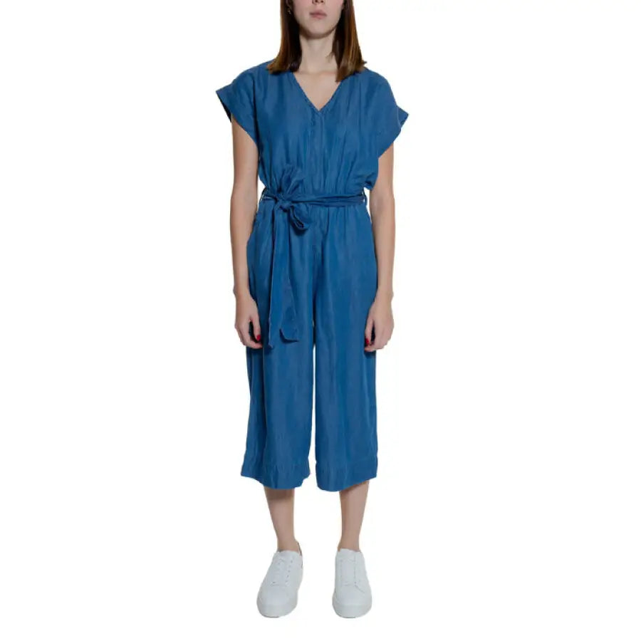 Only Women Jumpsuit: Blue short-sleeved V-neck jumpsuit with cropped wide-leg pants and tie belt