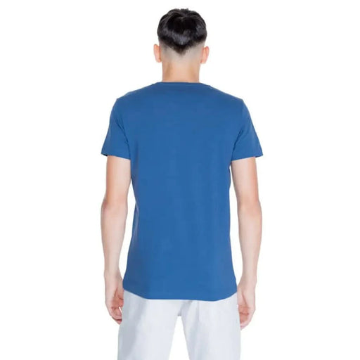 Tommy Hilfiger Men T-Shirt in blue worn by a person, back view