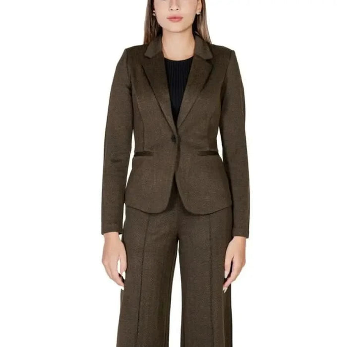 Brown tailored women’s suit jacket with single button from Ichi Women Blazer