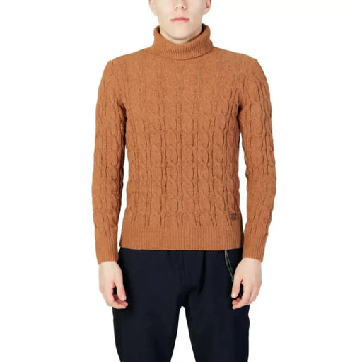 Camel-colored cable knit turtleneck sweater from Gianni Lupo Men Knitwear collection