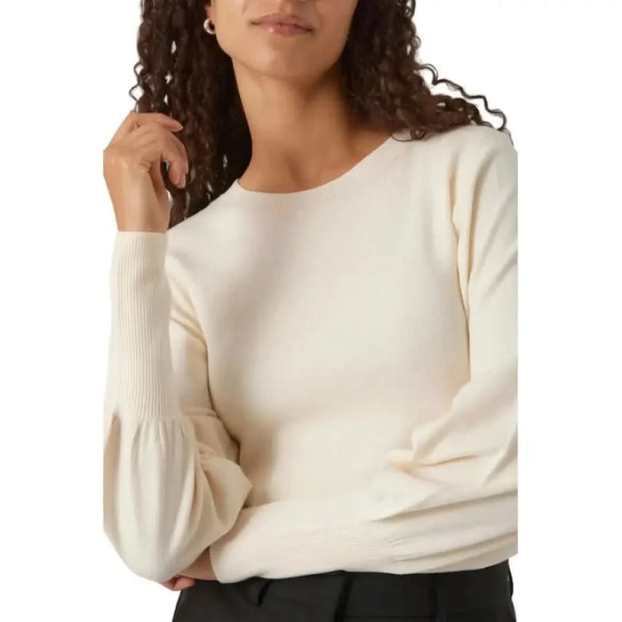 Cream-colored long-sleeved sweater with ribbed cuffs and round neckline by Vero Moda