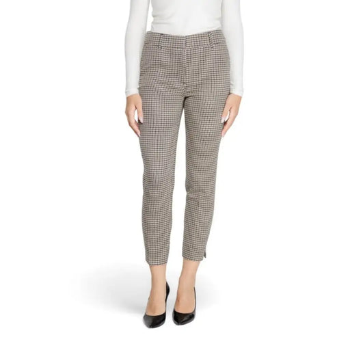 Cropped houndstooth trousers styled with a white top and black heels from Only