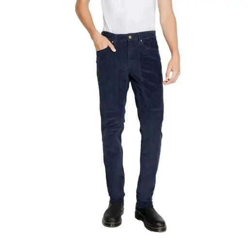 Dark blue slim-fit jeans paired with a white shirt by Jeckerson for men