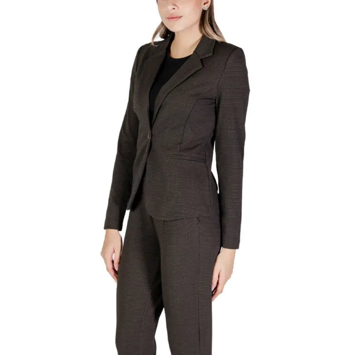 Dark brown professional women’s pantsuit featuring a fitted blazer by Ichi