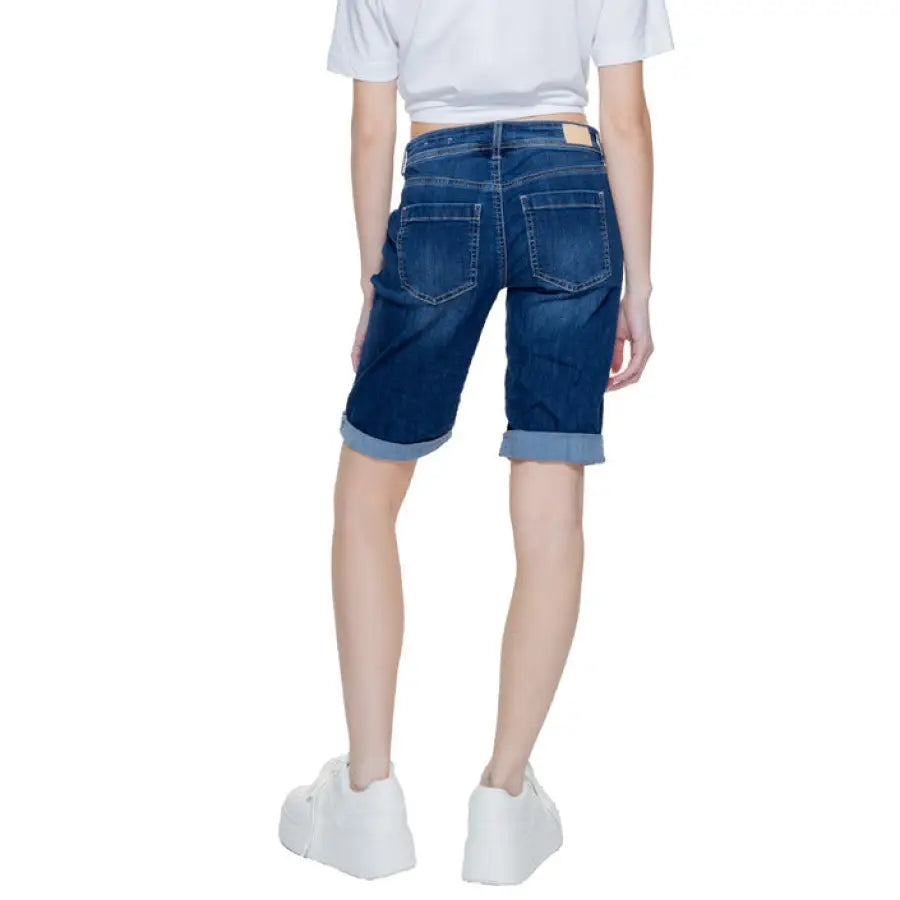 Street One Women’s denim shorts with rolled-up cuffs, white shirt, and sneakers