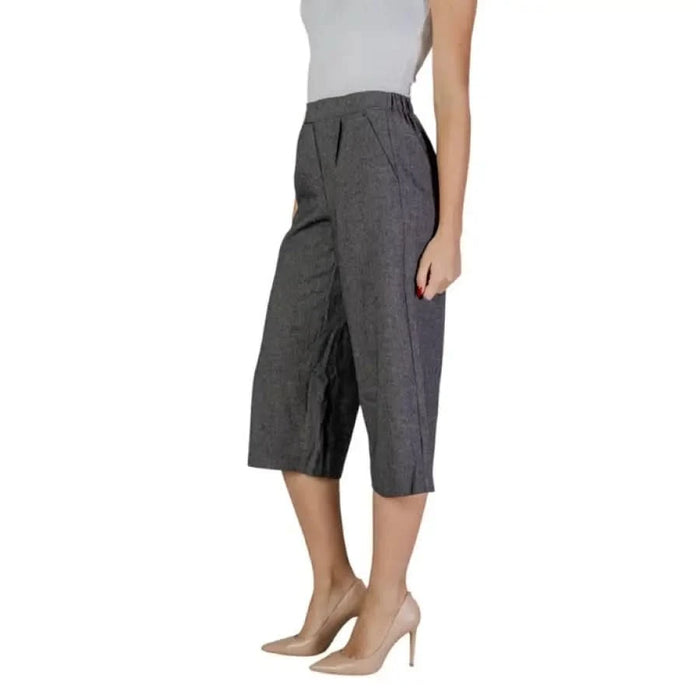 Gray Capri pants with elastic waistband and side pockets from Vero Moda Women Trousers