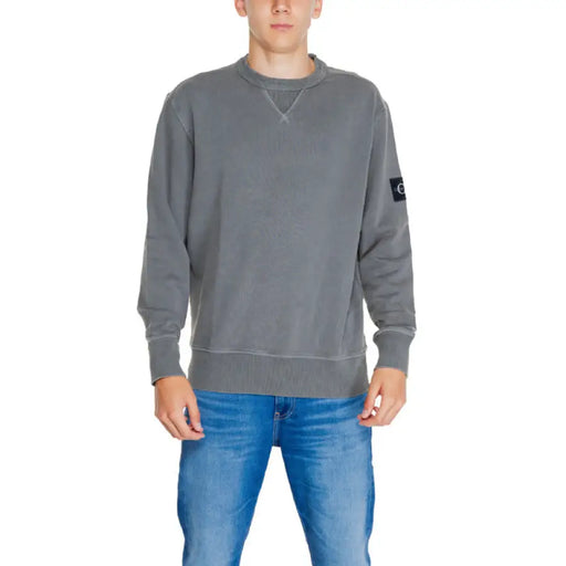 Gray crewneck sweatshirt with a small sleeve patch from Calvin Klein Jeans men’s collection