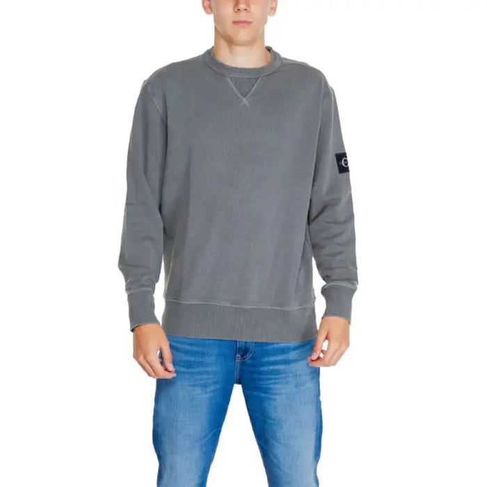 Gray crewneck sweatshirt with a small sleeve patch from Calvin Klein Jeans men’s collection