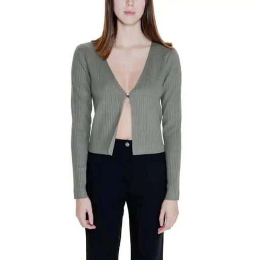 Morgan De Toi Women: Gray ribbed V-neck cardigan with single button closure