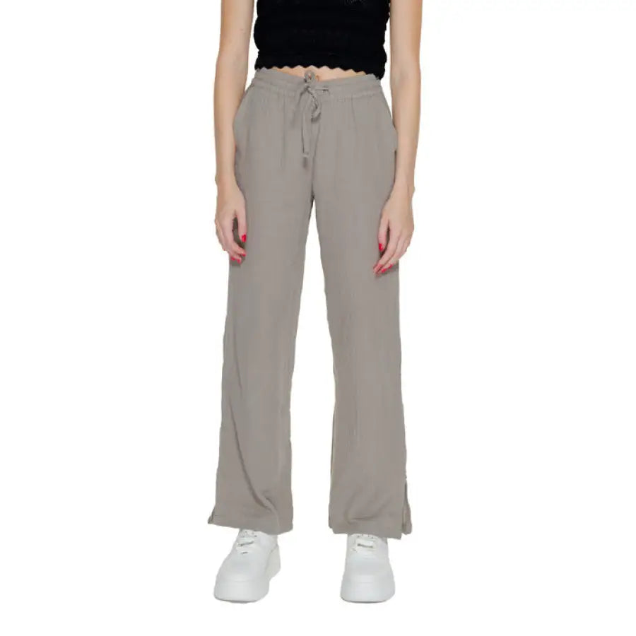 Jacqueline De Yong gray wide-leg drawstring pants paired with white sneakers