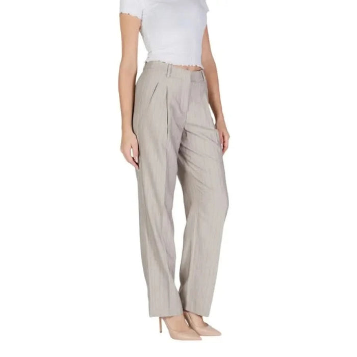 High-waisted beige dress pants with pleated front from Vero Moda Women’s Trousers