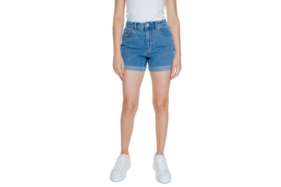 Blaue Jeansshorts mit hoher Taille für ein Outfit mit Urlaubsbekleidung und Accessoires.