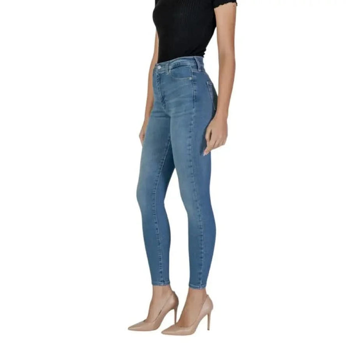 High-waisted skinny blue jeans with nude heels in Tommy Hilfiger Women Jeans collection