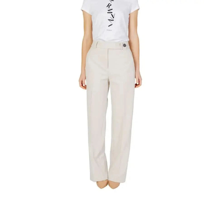 High-waisted white trousers paired with a white t-shirt from Only Women Trousers collection