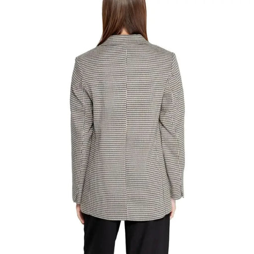 Houndstooth patterned Only Women Blazer worn by a person with long brown hair, viewed from behind