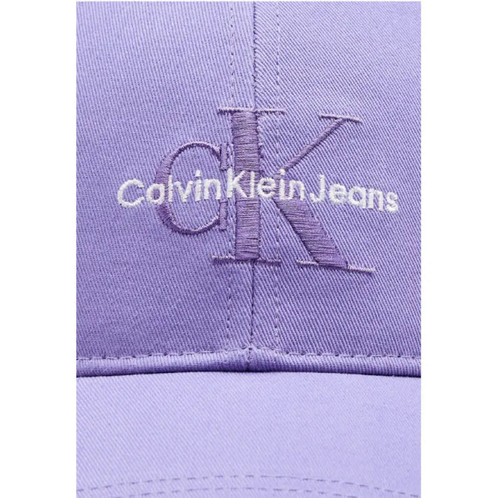 Lavender Calvin Klein Jeans baseball cap with embroidered logo, perfect for women’s fashion