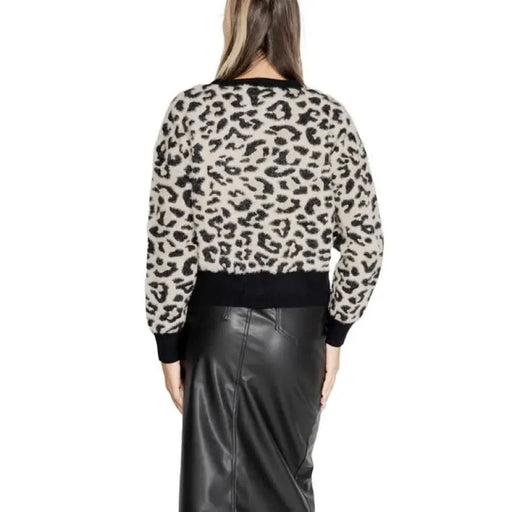 Leopard print cardigan with black trim worn by woman from behind, Morgan De Toi