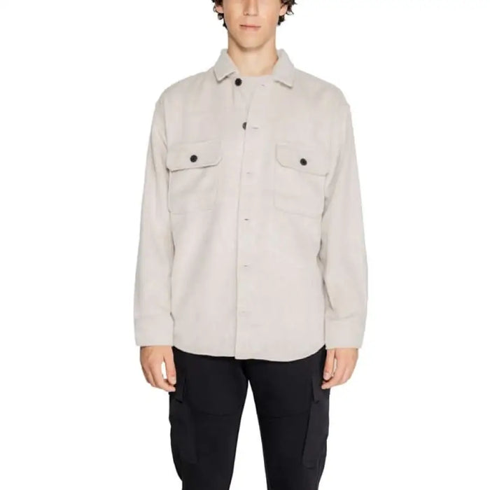 Light beige Jack & Jones men’s button-up shirt with chest pockets