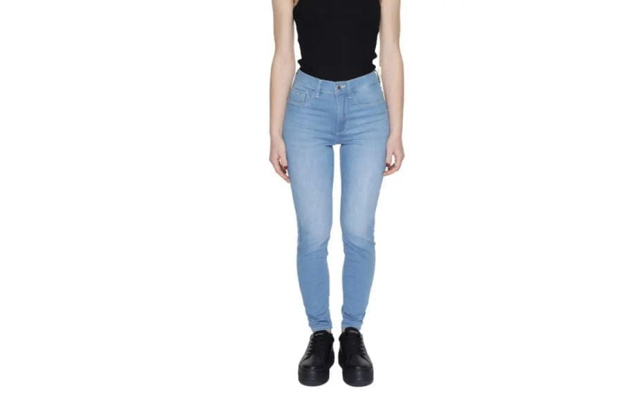 Light blue skinny jeans paired with a black top and shoes for chic summer work outfits.