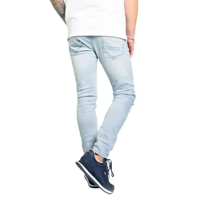 Light blue skinny jeans paired with navy sneakers from Only & Sons Men Jeans