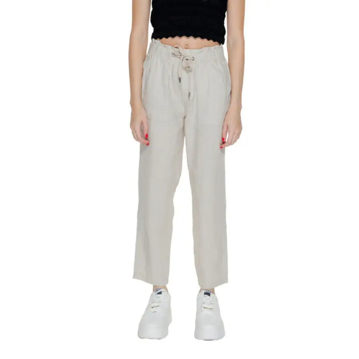 Light-colored loose-fitting cropped pants with drawstring waist from Street One