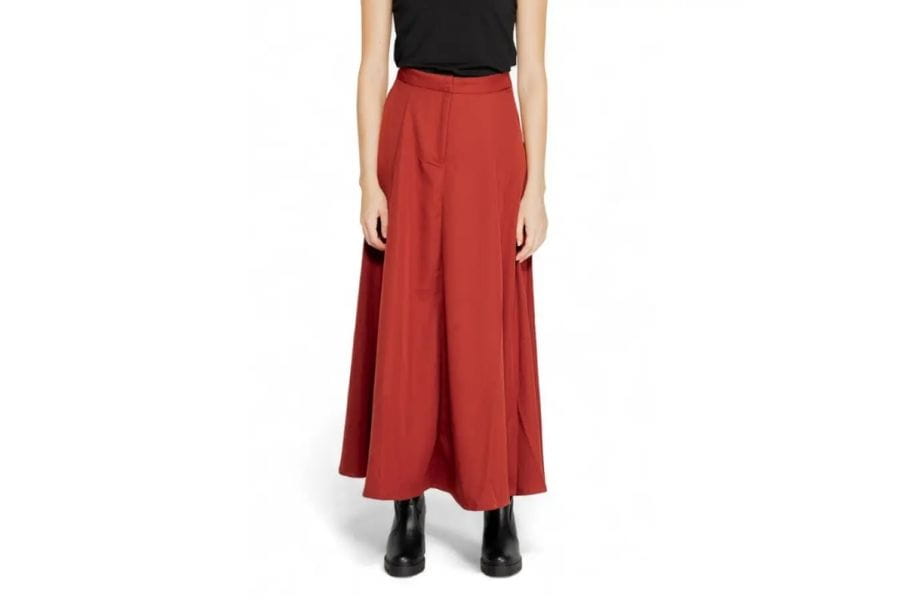 Long red maxi skirt with high waistline in retro fashion outfit ideas article.