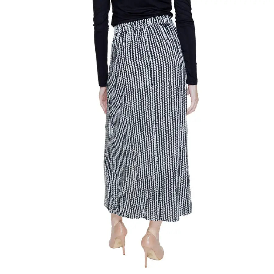 Long pleated skirt with black and white geometric pattern - Only Women Skirt