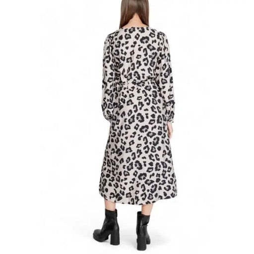 Long-sleeved midi dress in black and white leopard print by Jacqueline De Yong